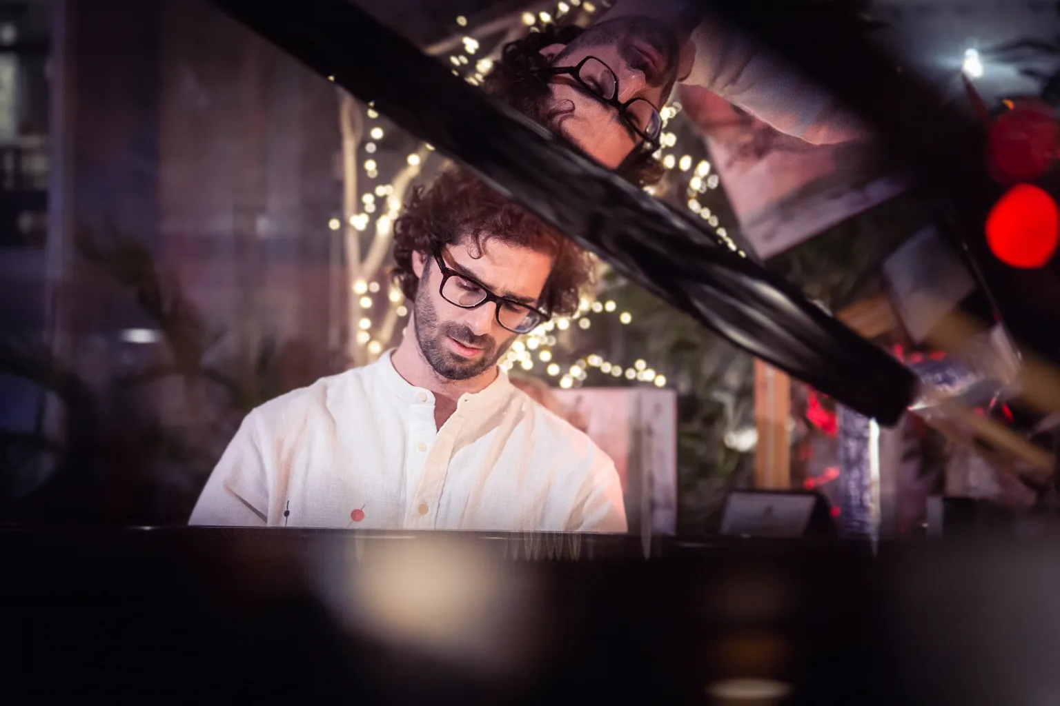 Luca Sacher al pianoforte, fra le luci di un concerto