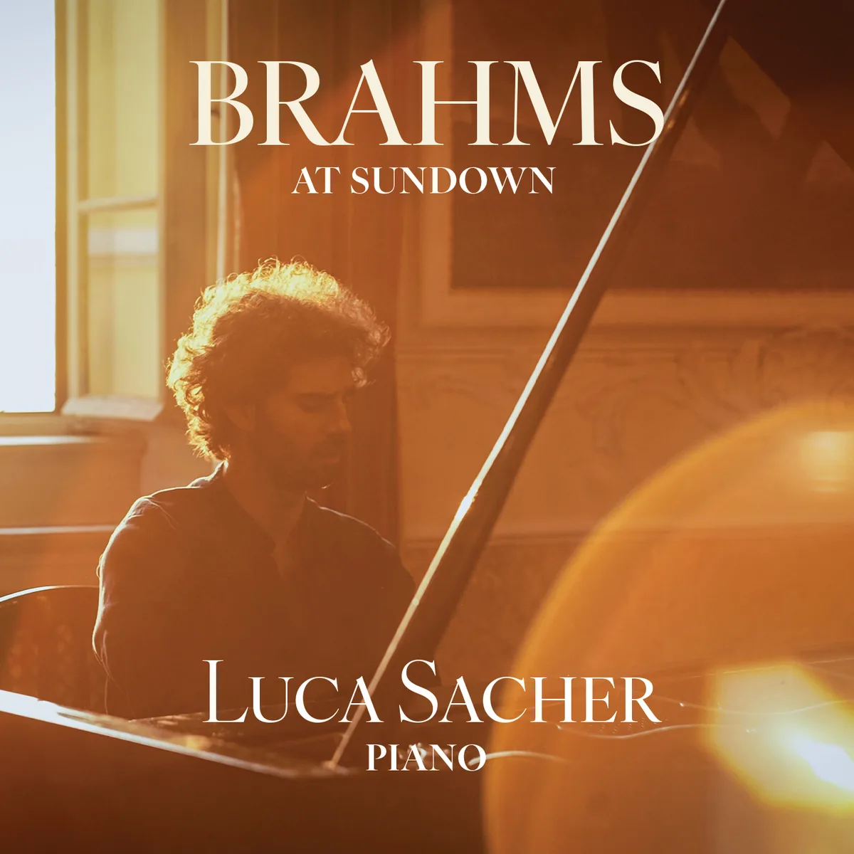 La copertina di Brahms at Sundown: Luca Sacher al pianoforte nella luce del tramonto