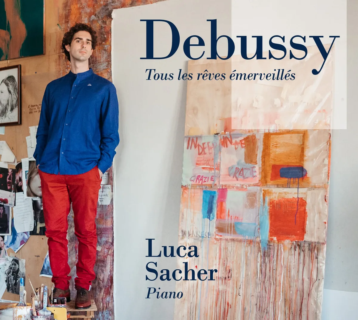 La copertina di Tous les rêves émerveillés: Luca Sacher in piedi nello studio del pittore