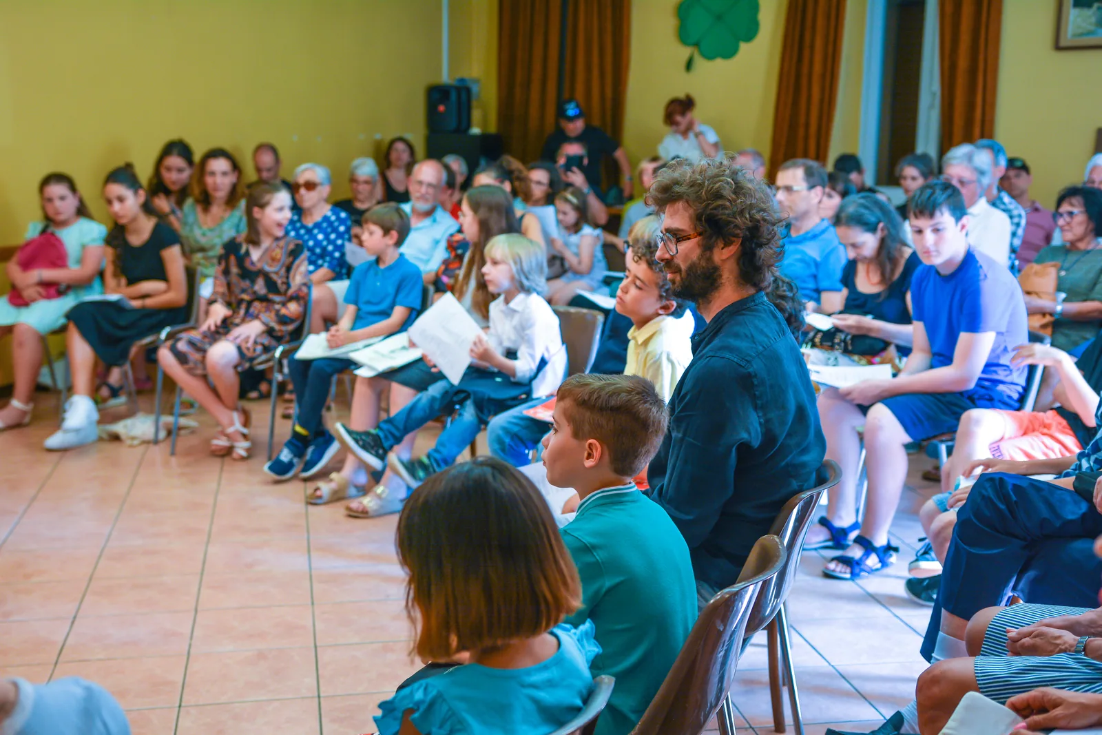 Il pubblico del saggio: bambini e genitori seduti in sala