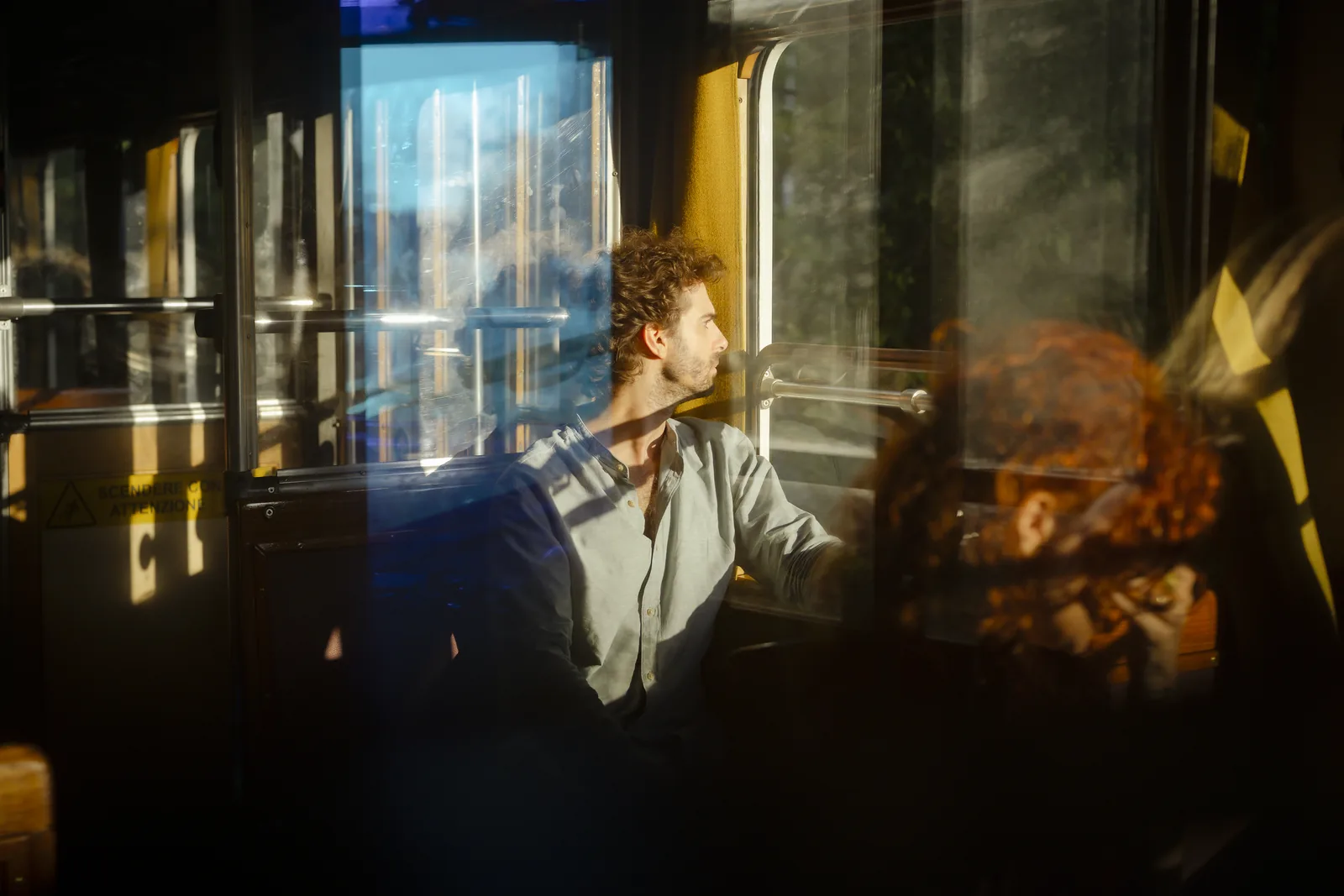 Luca Sacher sul tram di Opicina, fra i riflessi dei finestrini: la foto dell'album North Beyond
